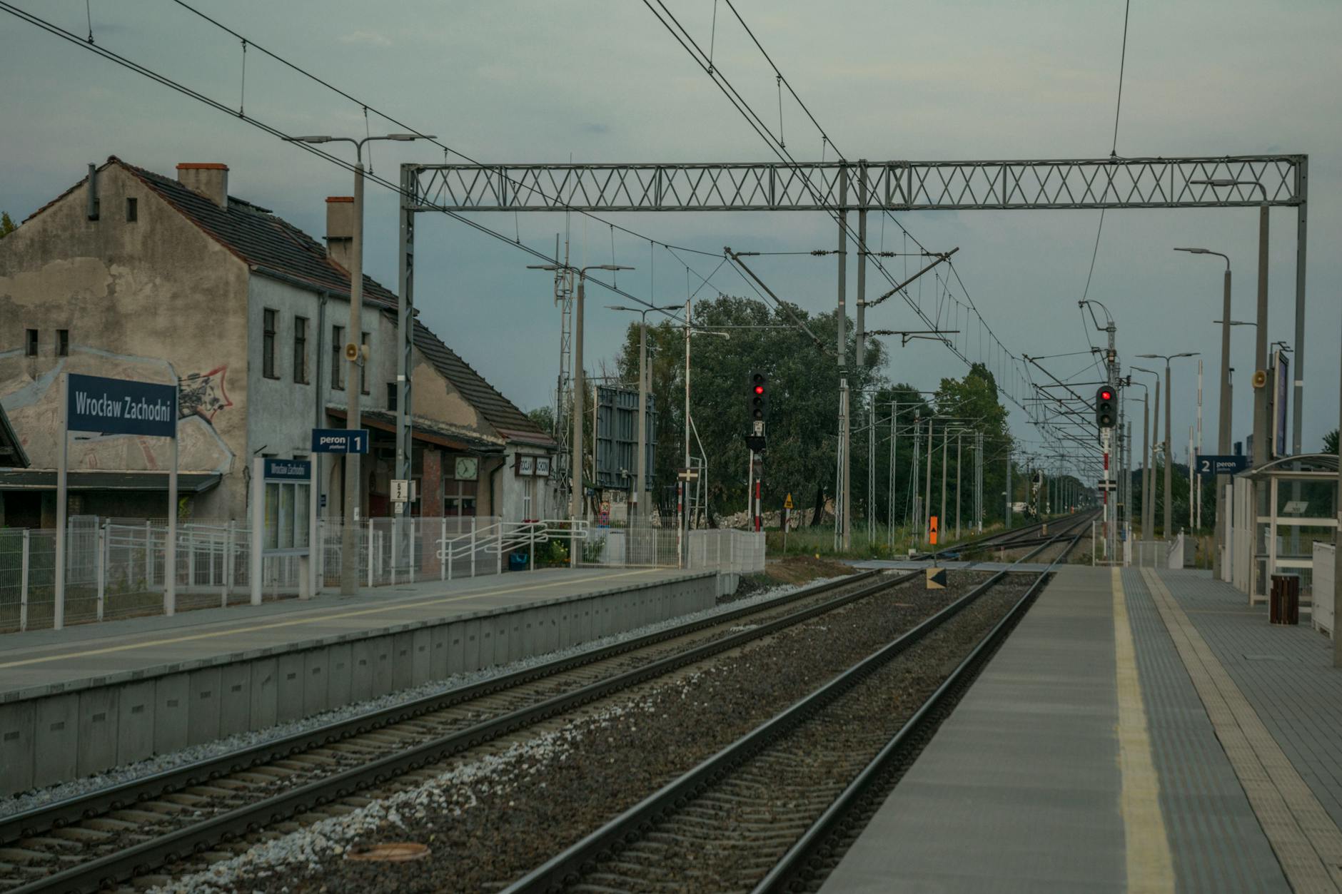Ilustracja przedstawiająca nowoczesny dworzec kolejowy w Siemiatyczach po modernizacji, symbolizująca inwestycje i nowe możliwości.