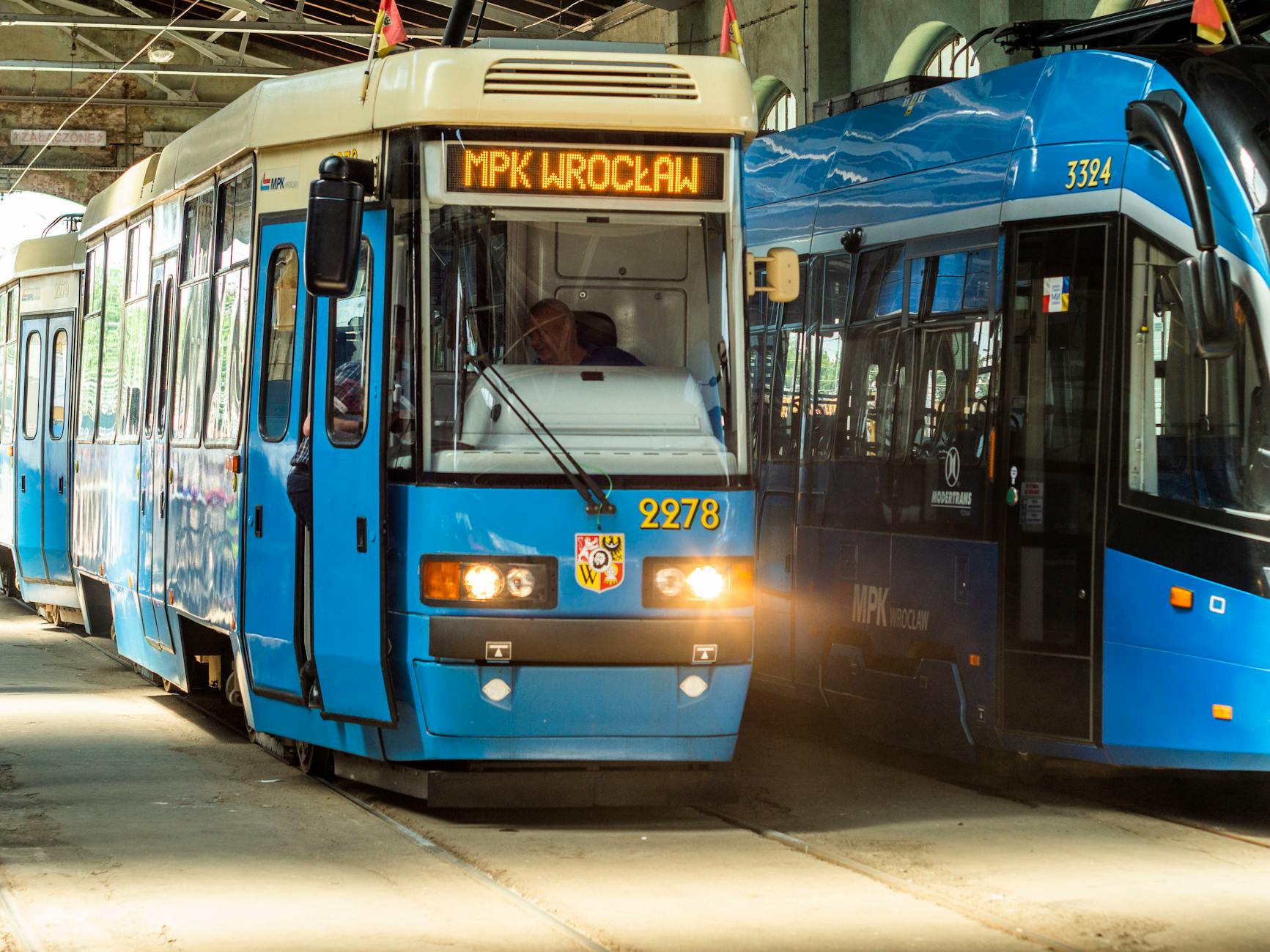 Ilustracja nowoczesnego autobusu miejskiego na tle miasta Siemiatycze, symbolizująca inwestycje w transport publiczny.